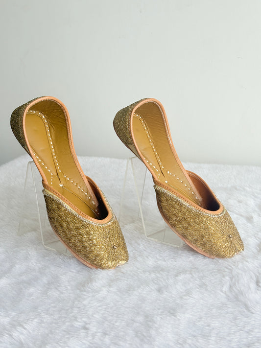 Aurelia Gold Juttis side profile with peach-toned edging