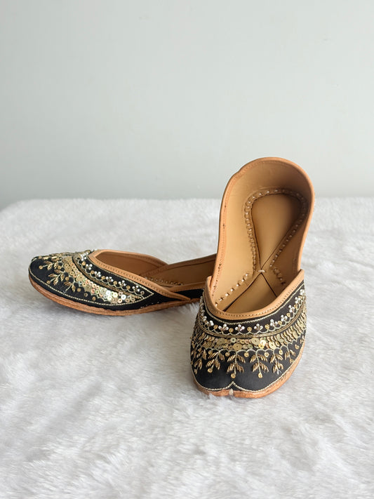 Noor black and gold juttis, pair view