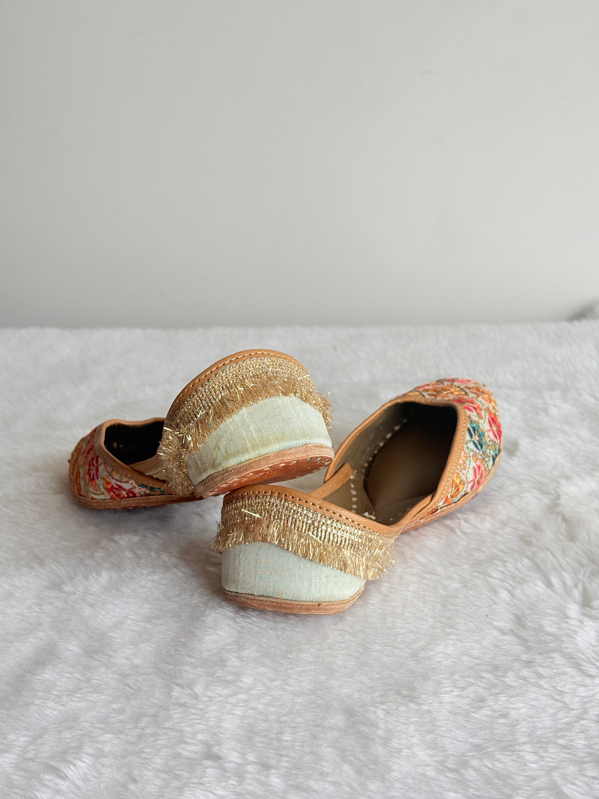 Rang Mahal Juttis, alternate pair view