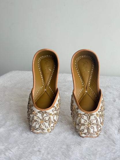 Zehra Ivory Juttis, front view of the pair