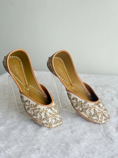 Zehra Ivory Juttis showing floral details and tan interior