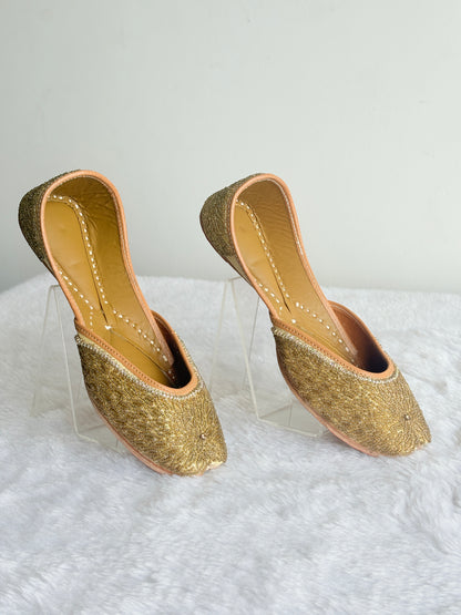 Aurelia Gold Juttis side profile with peach-toned edging
