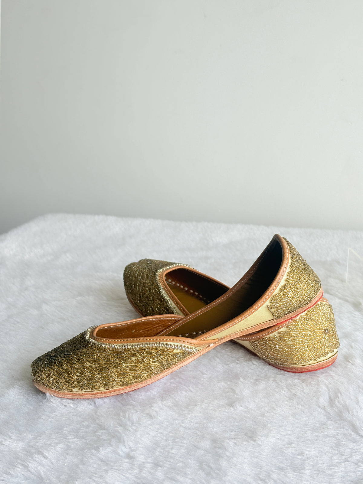 Aurelia Gold Juttis heel detailing