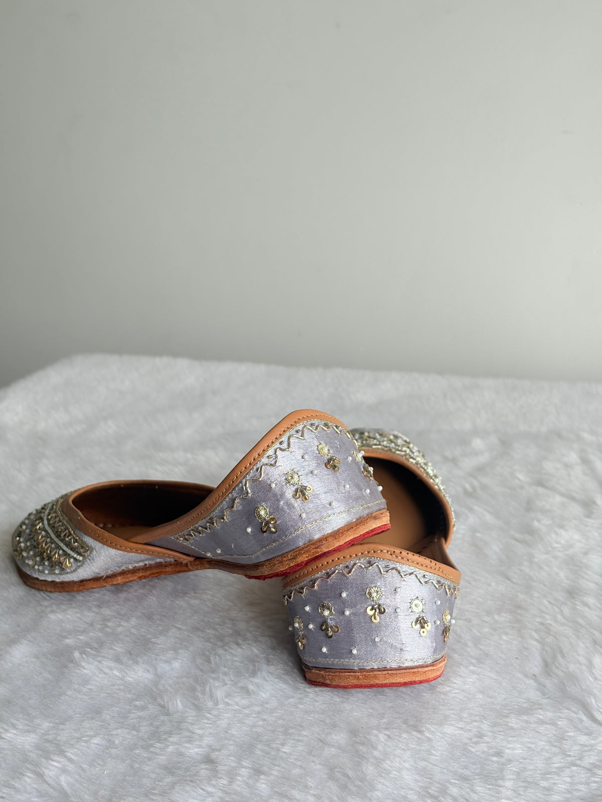 Back and side detailing of Zehra Silver Juttis
