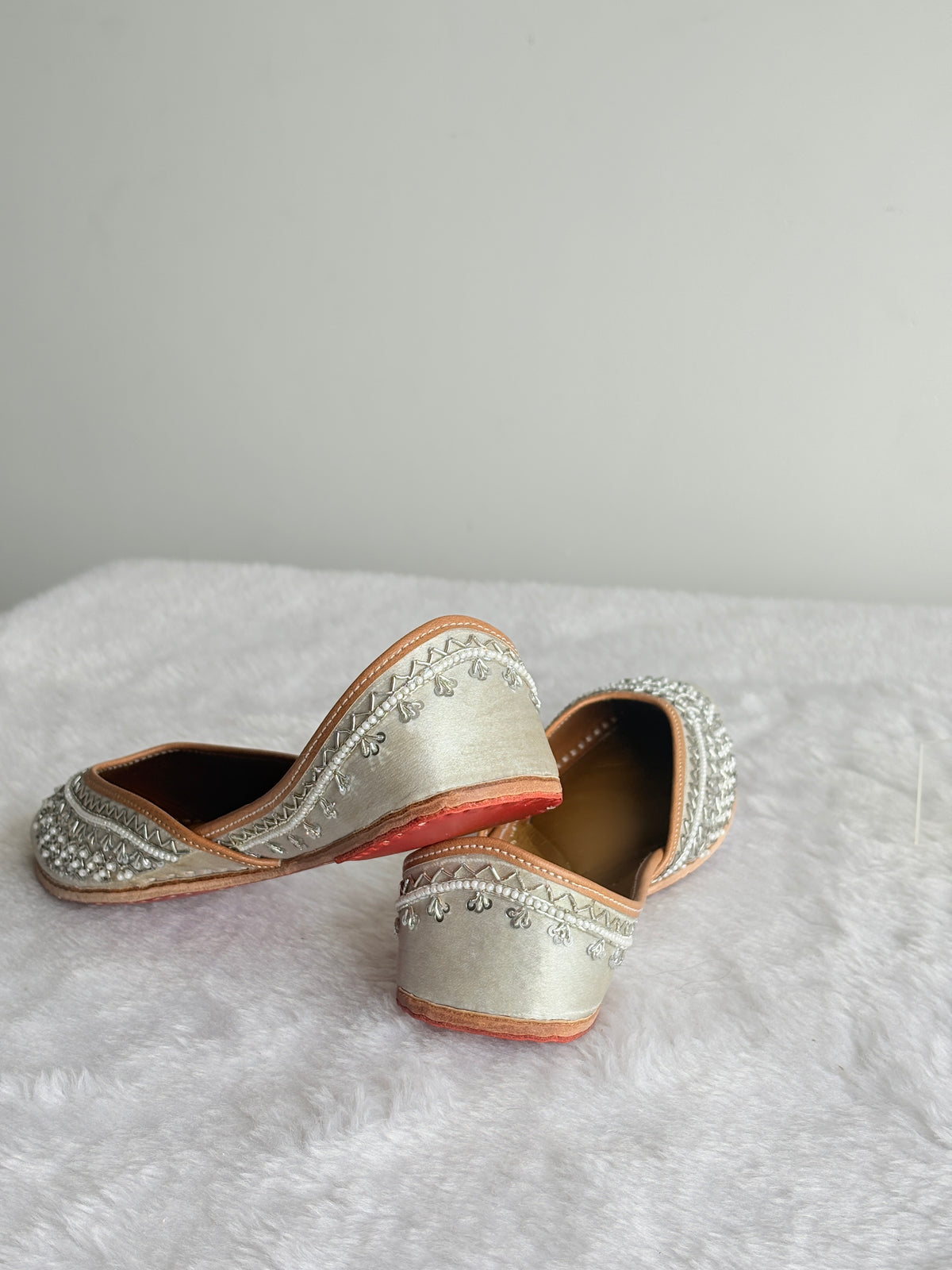 Chandni Silver Juttis with ivory base and silver-toned beadwork, front view