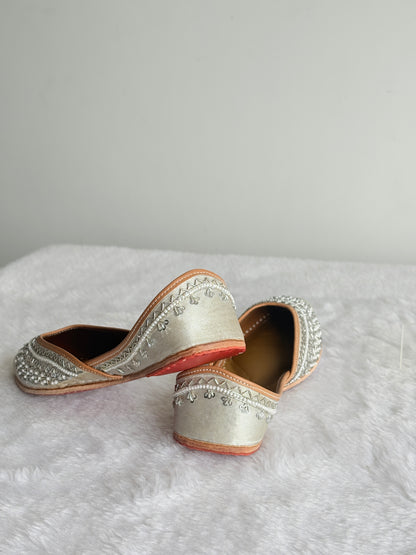 Chandni Silver Juttis with ivory base and silver-toned beadwork, front view