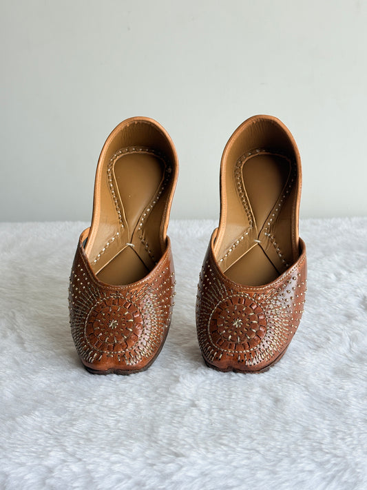Classic Caramel Juttis additional view