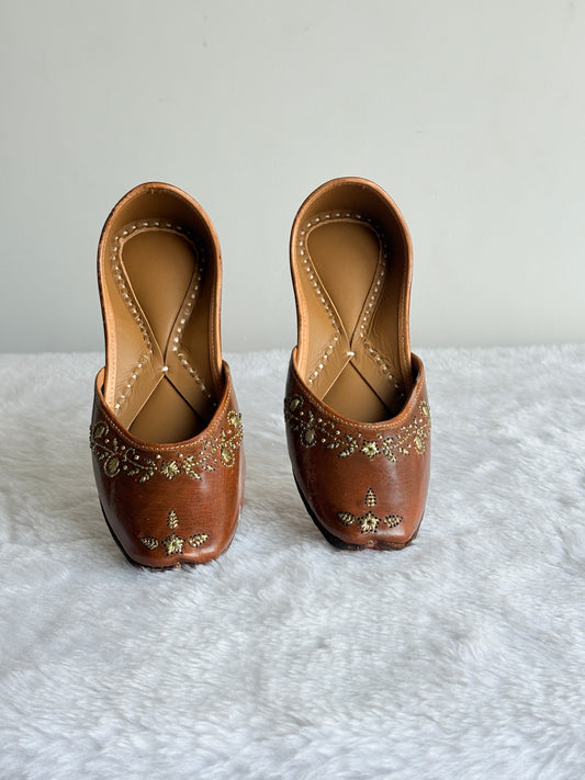 Sunehri Tan Juttis with gold-toned floral detailing